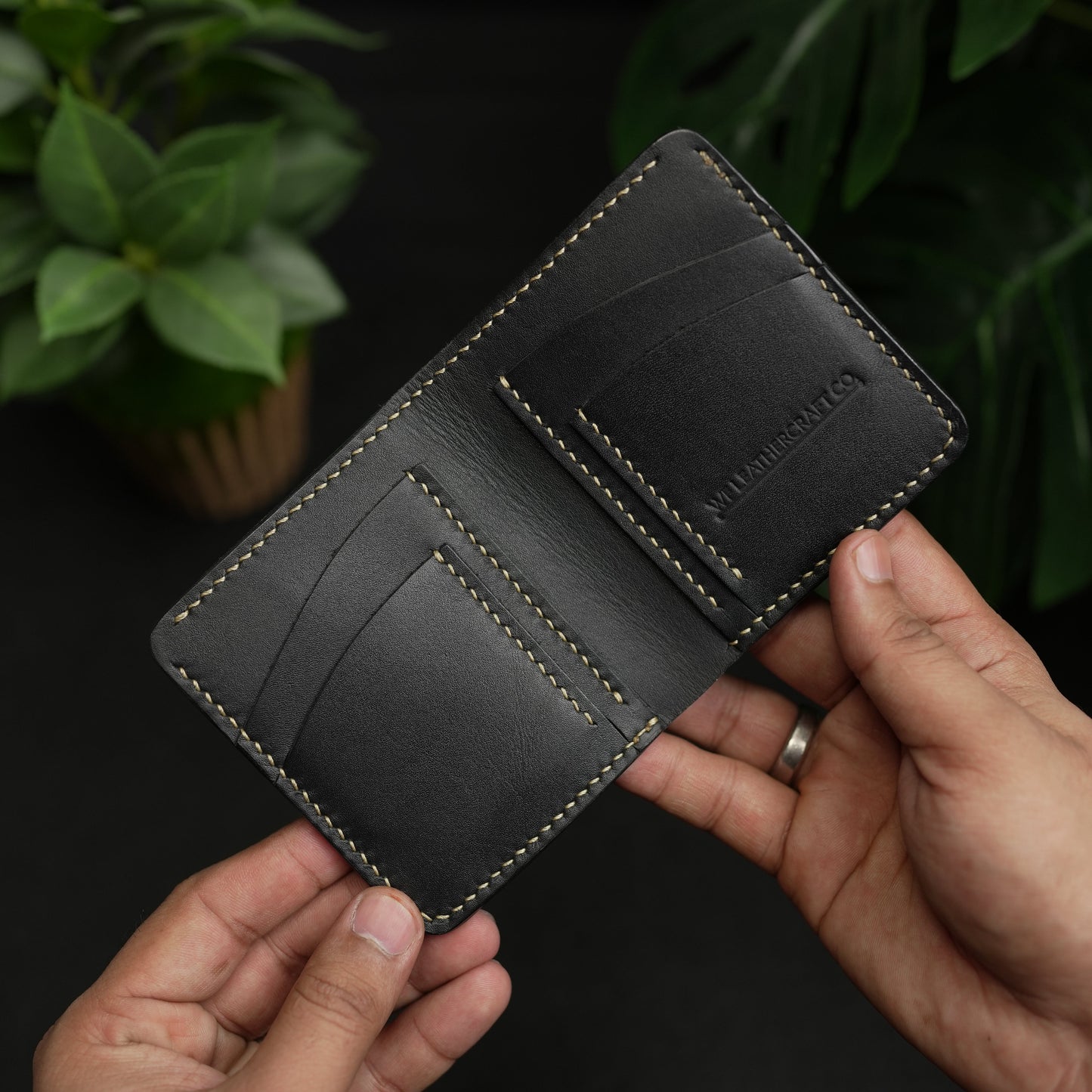 No. 86 vertical bifold wallet Black vegtan leather