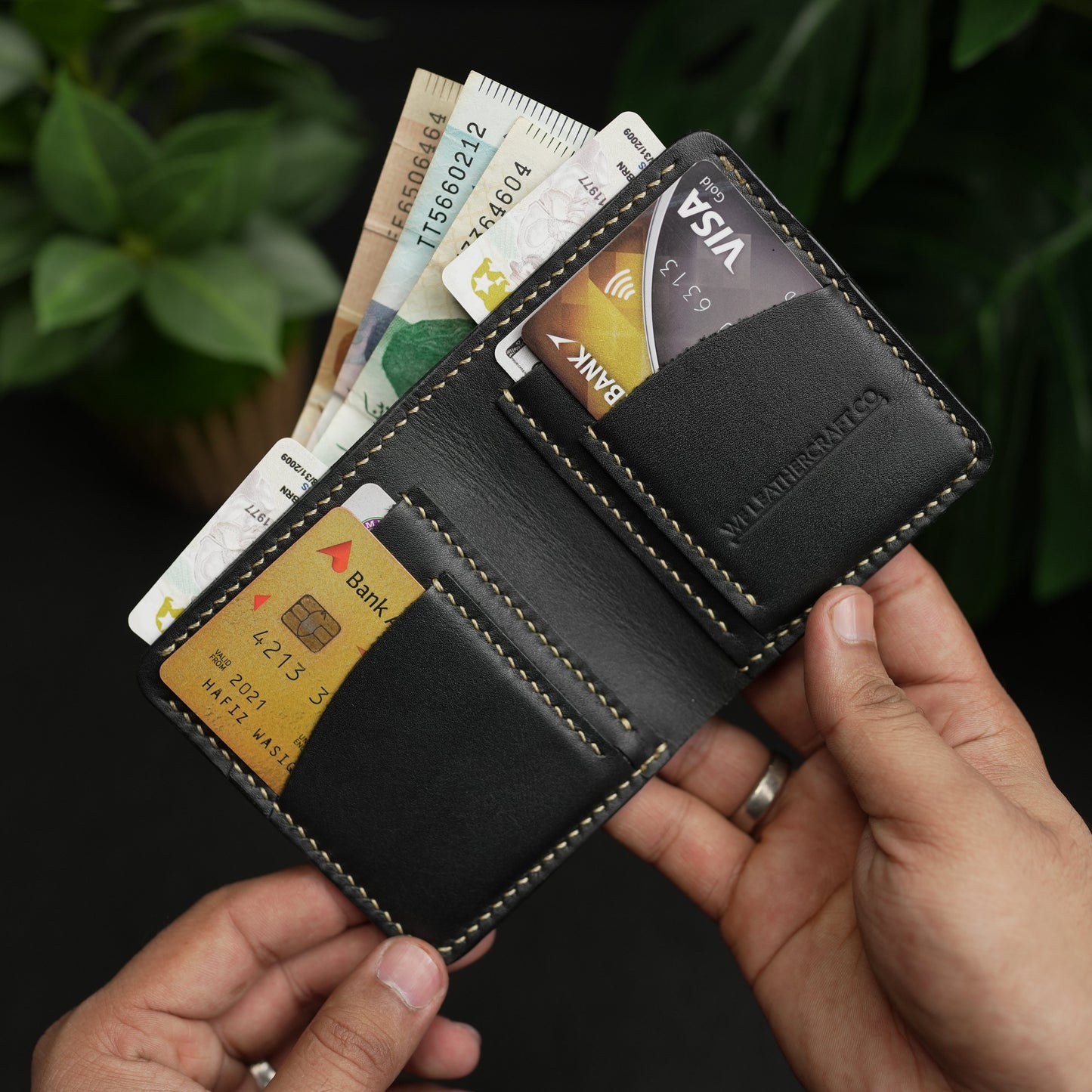 No. 86 vertical bifold wallet Black vegtan leather