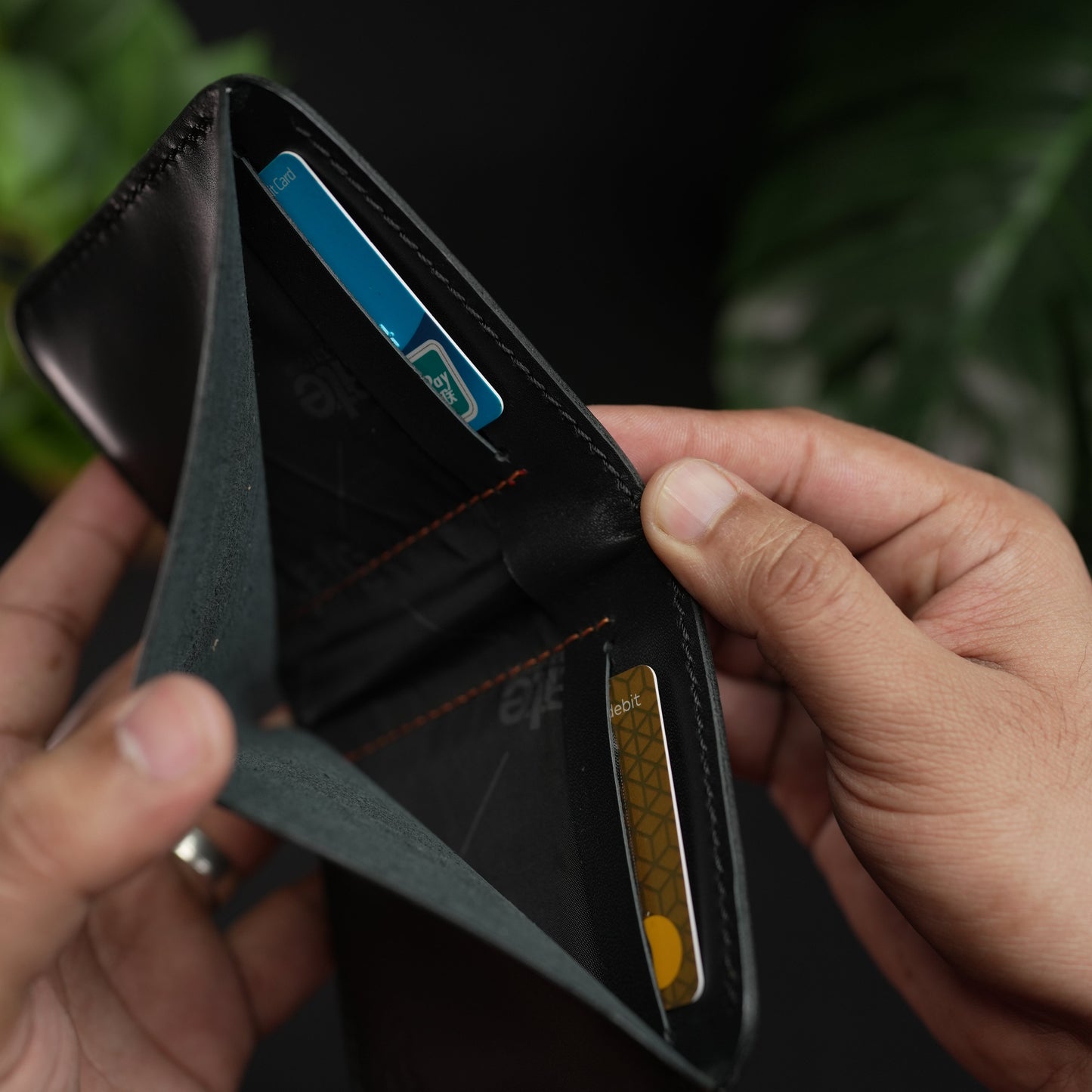 NO.86 VERTICLE BIFOLD LEATHER WALLET (OCEAN BLACK & TAN)