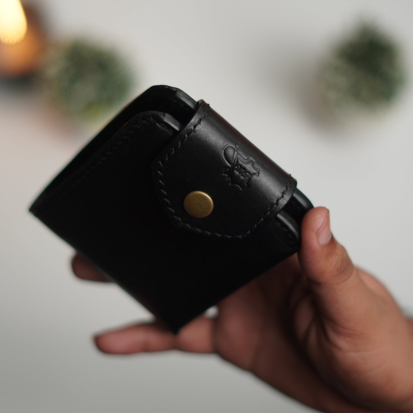 No. 81 classic full stitched bifold wallet Black with snap button